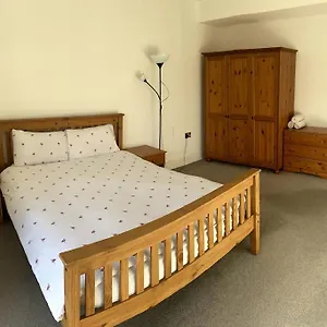  Apartment Huge Flat Sleeps 6+ Free Parking